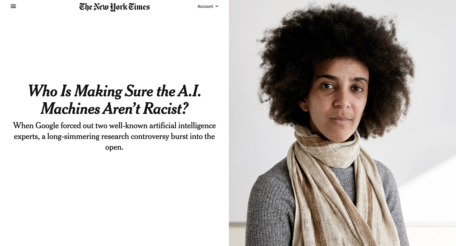 Uma captura de tela de um artigo do New York Times. Há uma imagem de uma mulher afro-americana, e ao lado da imagem dela está o título "Quem está garantindo que as máquinas de IA não sejam racistas?" O subtítulo do artigo é "Quando o Google forçou a saída de dois especialistas em inteligência artificial bem conhecidos, uma controvérsia de pesquisa de longa data veio à tona."