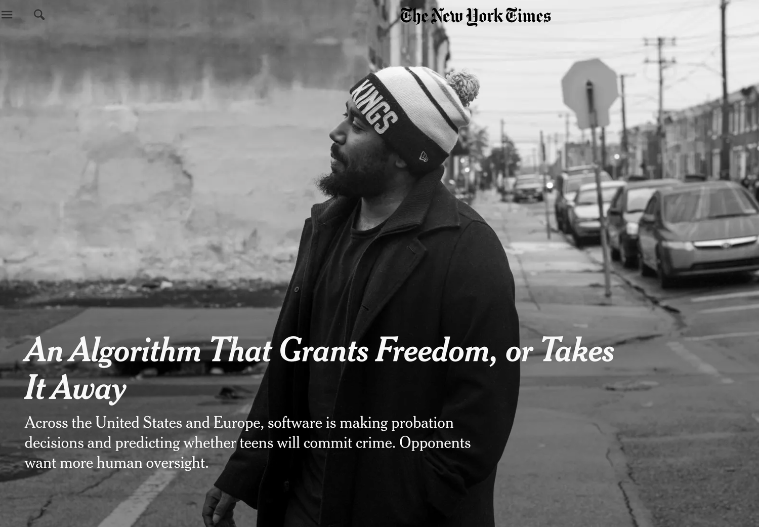 Uma captura de tela de um artigo do New York Times. Há uma imagem de um homem afro-americano, e escrito sobre sua imagem está o título "Um algoritmo que concede liberdade ou a tira". Abaixo está o subtítulo, "Nos Estados Unidos e na Europa, o software está tomando decisões de liberdade condicional e prevendo se os adolescentes cometerão crimes. Os oponentes querem mais supervisão humana".