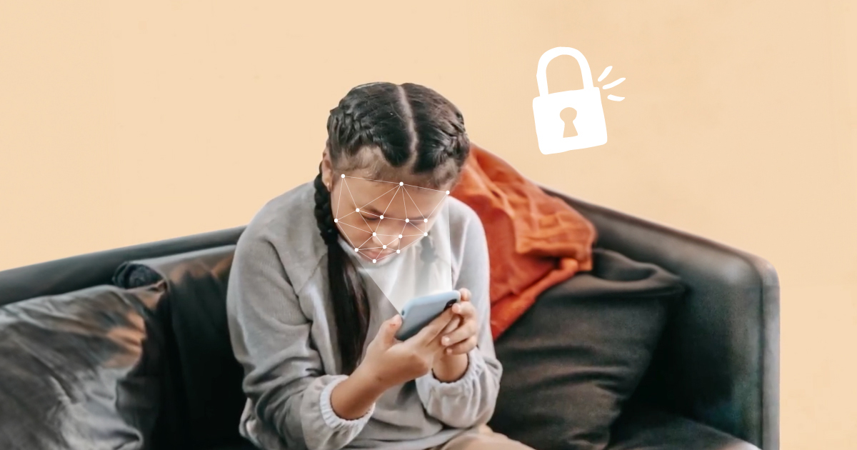 Uma garota tendo seu rosto escaneado pelo telefone