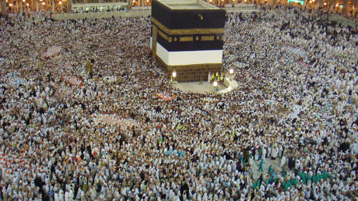 Hundreds throng around the Kaaba at the start of Hajj (photo: Al Jazeera English, CC BY-SA 2.0)

