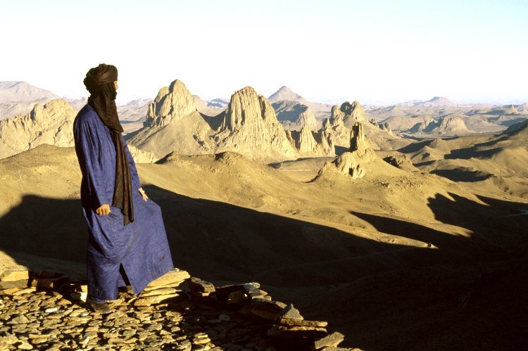 Tuareg mirando al macizo Tassili n'Ajjer. 2013,2034.4551 © Tara/David Coulson