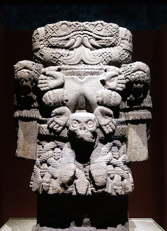 Coatlicue, c. 1500, Mexica (asteca), encontrado na borda SE do Plaza mayor / Zocalo, na Cidade do México, basalto, 257 cm de altura (Museu Nacional de Antropologia, Cidade do México)