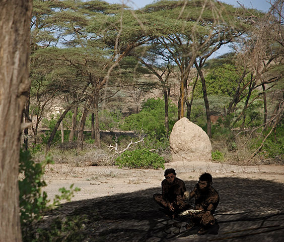 Recreación de una escena cotidiana de dos H. erectus.