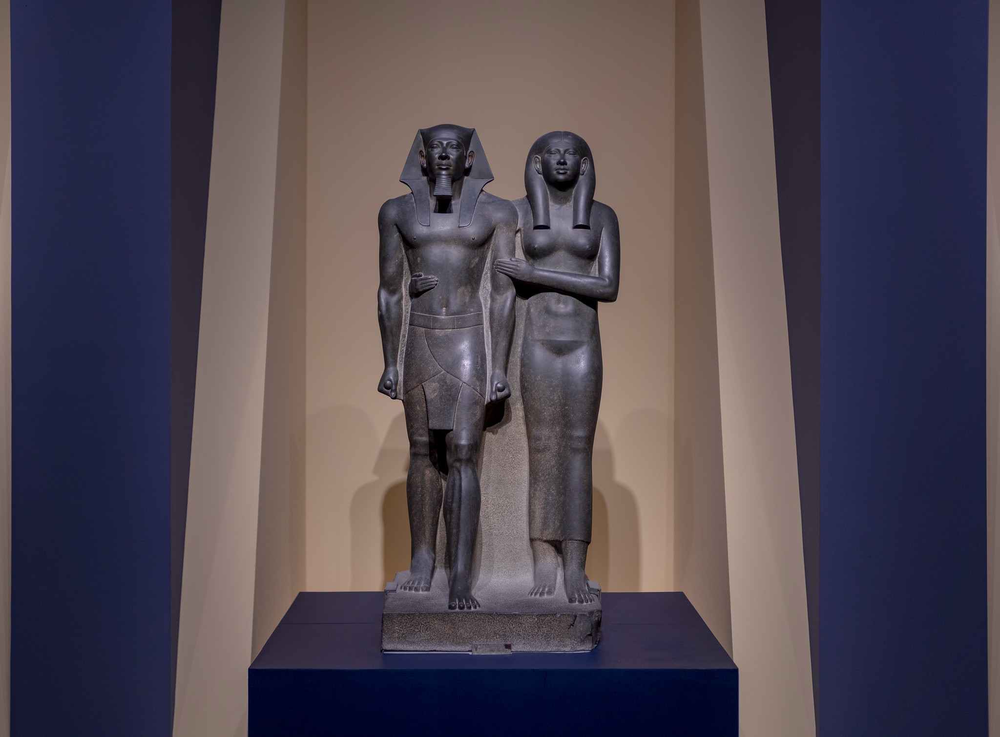 King Menkaure (Mycerinus) and queen (article)