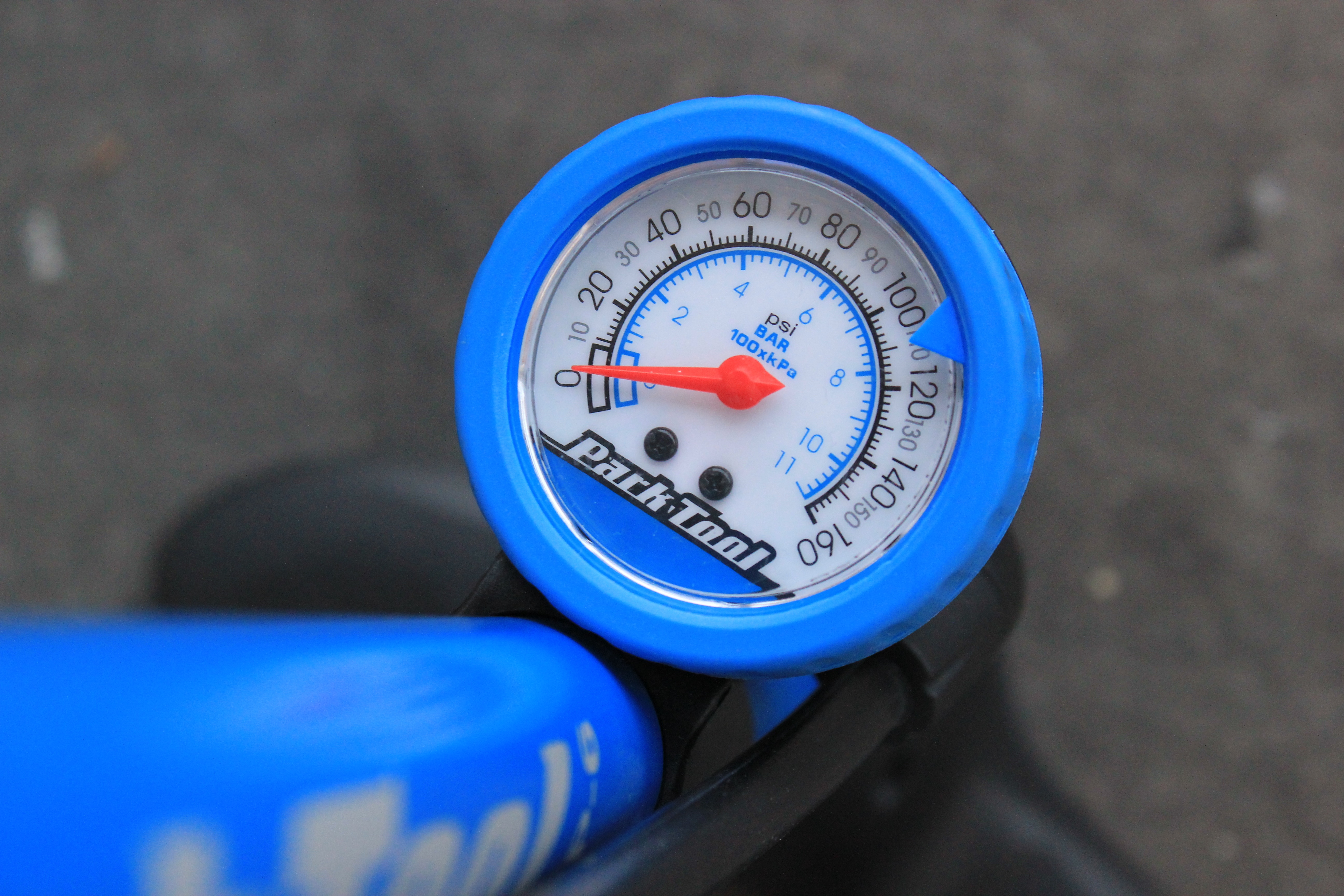 Foto del manómetro en una bomba de bicicleta. 