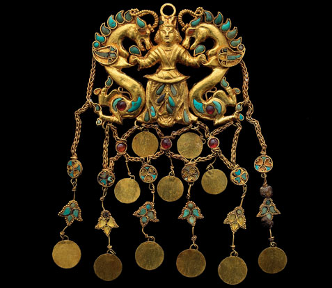 Inlaid gold pendant from Tillya Tepe, 1st century AD. National Museum of Afghanistan © Thierry Ollivier / Musée Guimet