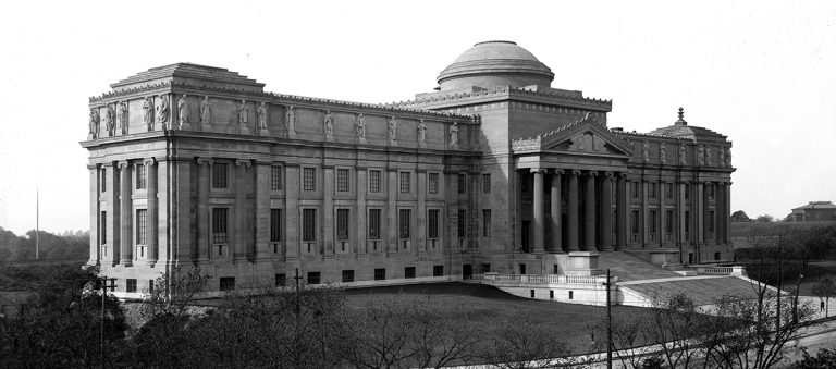 Բրուկլին  թանգարան,1905, անգույն նեգատիվով նկար,  8 x 10 դյույմ (Կոնգրեսի գրադարան): Հիմնվել է 1895 թ: Շենքի դիզայնը՝ McKim, Mead, & White-ի: