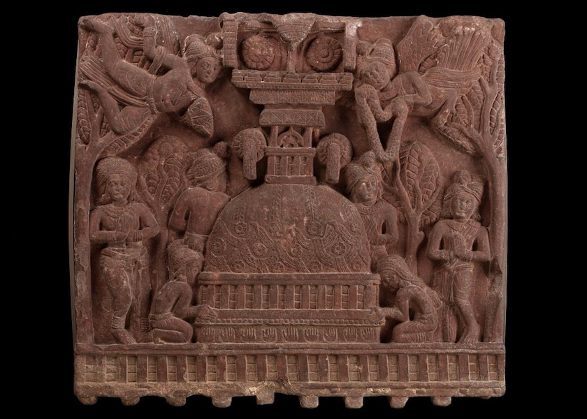 Fragmento de escultura retratando uma estupa e devotos, Bharhut, Madhya Pradesh, Índia, período Sunga, c. 100-80 a.C., arenito castanho avermelhado (Smithsonian, Freer Gallery of Art).