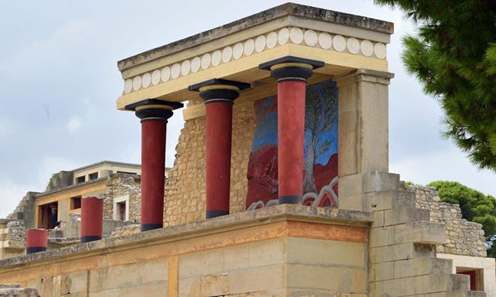Contemporary view of Knossos looking southwest from the Monumental North Entrance (photo: Theofanis Ampatzidis, CC BY-SA 4.0)