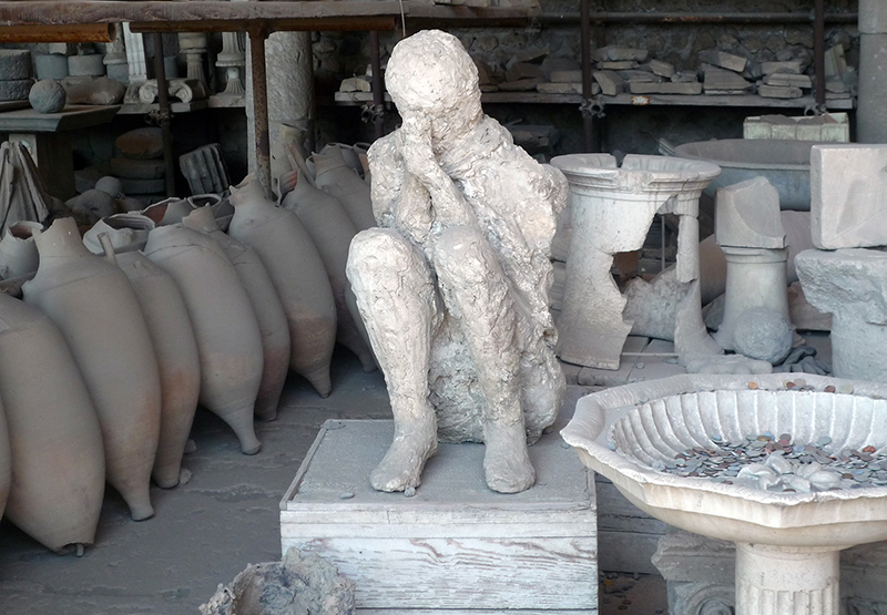 pompeii volcano statues