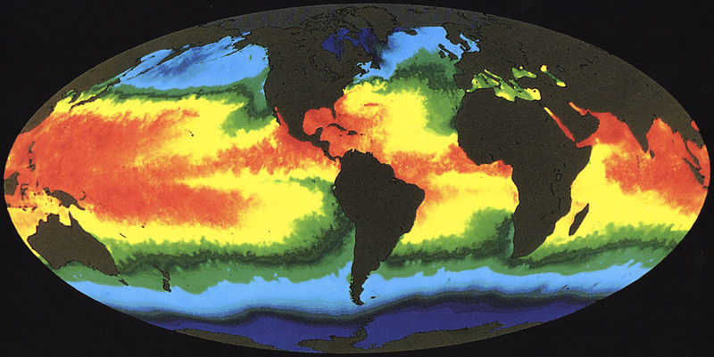Mapa coloreado que representa las temperaturas superficiales del mar alrededor del mundo con diferentes colores. Los colores más cálidos, la mayoría cercanos al ecuador, representan temperaturas más calientes, mientras que los mas fríos, la mayor parte cerca de los polos, representan temperaturas más frías.