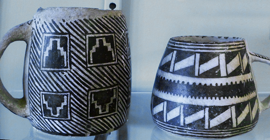 Mugs found at Mesa Verde (pH๏τo: by the author, Mesa Verde Museum)