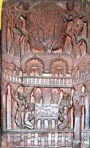 Detalhe, face do Iluminismo da coluna de Prasenadi, Bharhut, Madhya Pradesh, Índia, período Sunga, c. 100-80 a.C. arenito castanho avermelhado (Museu Indiano, Kolkata) (foto: [Anandajoti Bhikkhu](http://www.photodharma.net/India/Bharhut-Stupa/Bharhut-Stupa.htm), CC BY-SA 3.0).