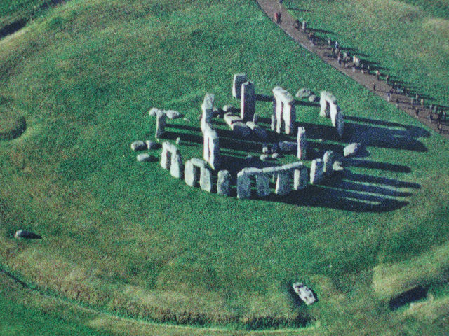 Aerial view, 2014, Stonehenge, Salisbury Plain, Wiltshire, England, c. 2550–1600 B.C.E., circle 97 feet in diameter, trilithons: 24 feet high (photo: timeyres, CC BY-SA 2.0)