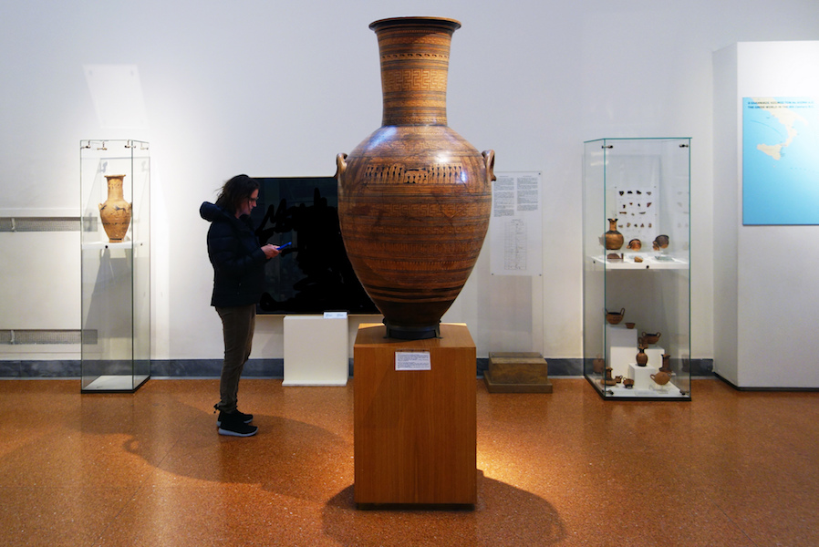 Dipylon Amphora, c. 750 B.C.E., ceramic, 160 cm (National Archaeological Museum, Athens)