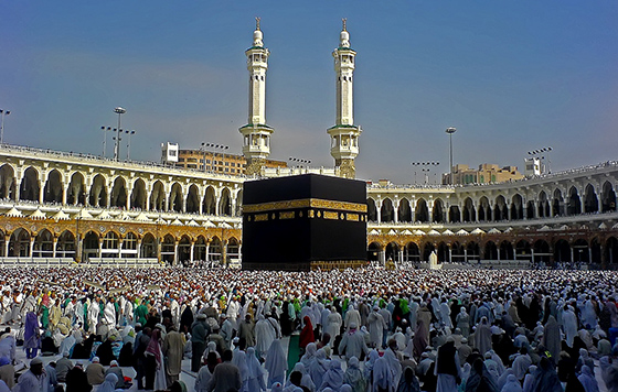 View of pilgrims performing Tawaf (circumambulating) the Kaaba from the gate of Abdul Aziz (photo: Muhammad Mahdi Karim, GNU version 1.2 only)